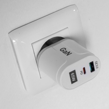 Adattatore da rete super fast USB A e USB C da 65 W Volari.it