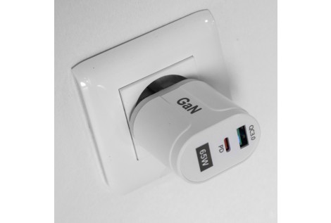 Adattatore da rete super fast USB A e USB C da 65 W Volari.it